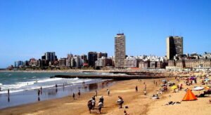 playa y edificios en mar del plata verano