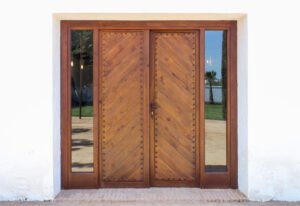 puertas de madera tradicionales en tienda local