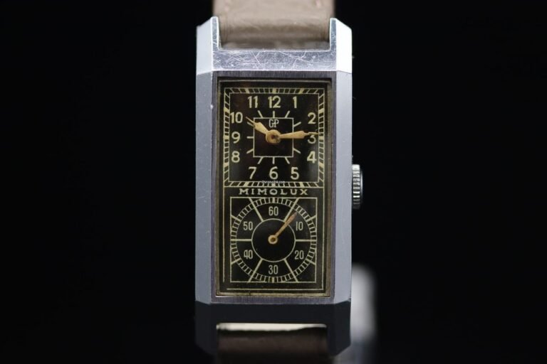 reloj antiguo sobre documentos legales argentina