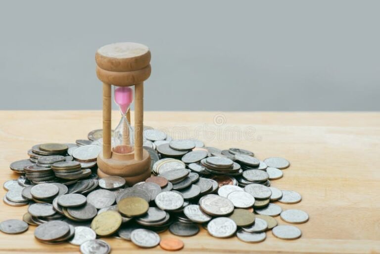 Puedo jubilarme si tengo los años de aporte pero no la edad requerida 4 reloj de arena con monedas apiladas