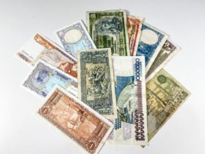 reloj de arena y billetes argentinos antiguos