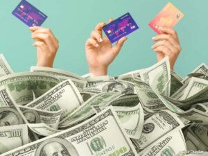 tarjeta de credito y billetes de dolares