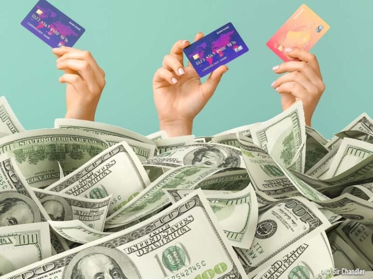 tarjeta de credito y billetes de dolares