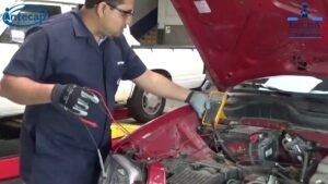 tecnico automotriz reparando sistema electrico coche