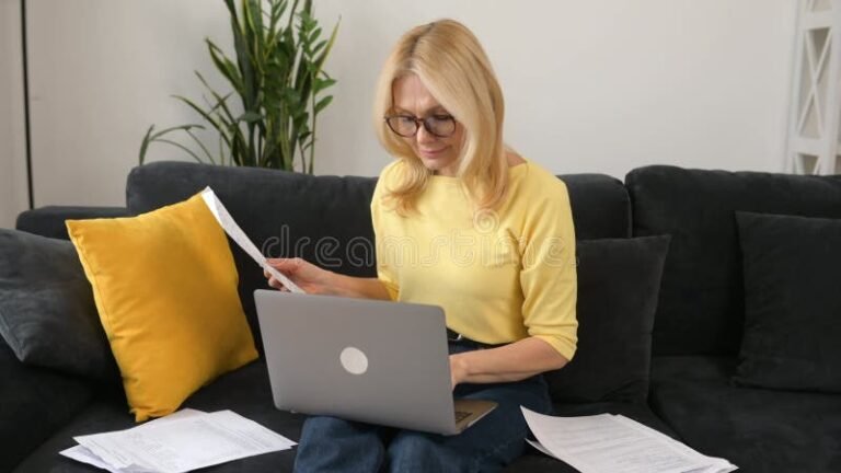 Cómo Acceder al Fondo de Desempleo para Empleadas Domésticas en ANSES 10 trabajadora domestica usando computadora en casa