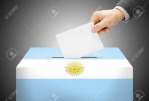urnas electorales con banderas argentinas ondeando