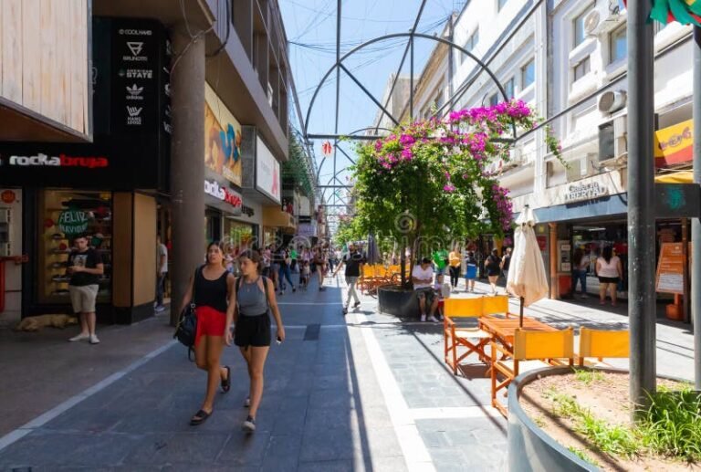 vista aerea de cordoba con gente caminando